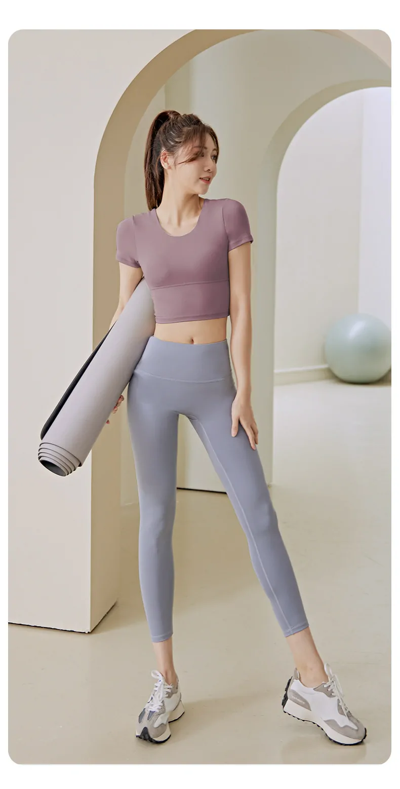 Cropped Short Sleeve Top with Built-in Bra - Ribbed Yoga Shirt for Running & Studio Workouts - 图片 2