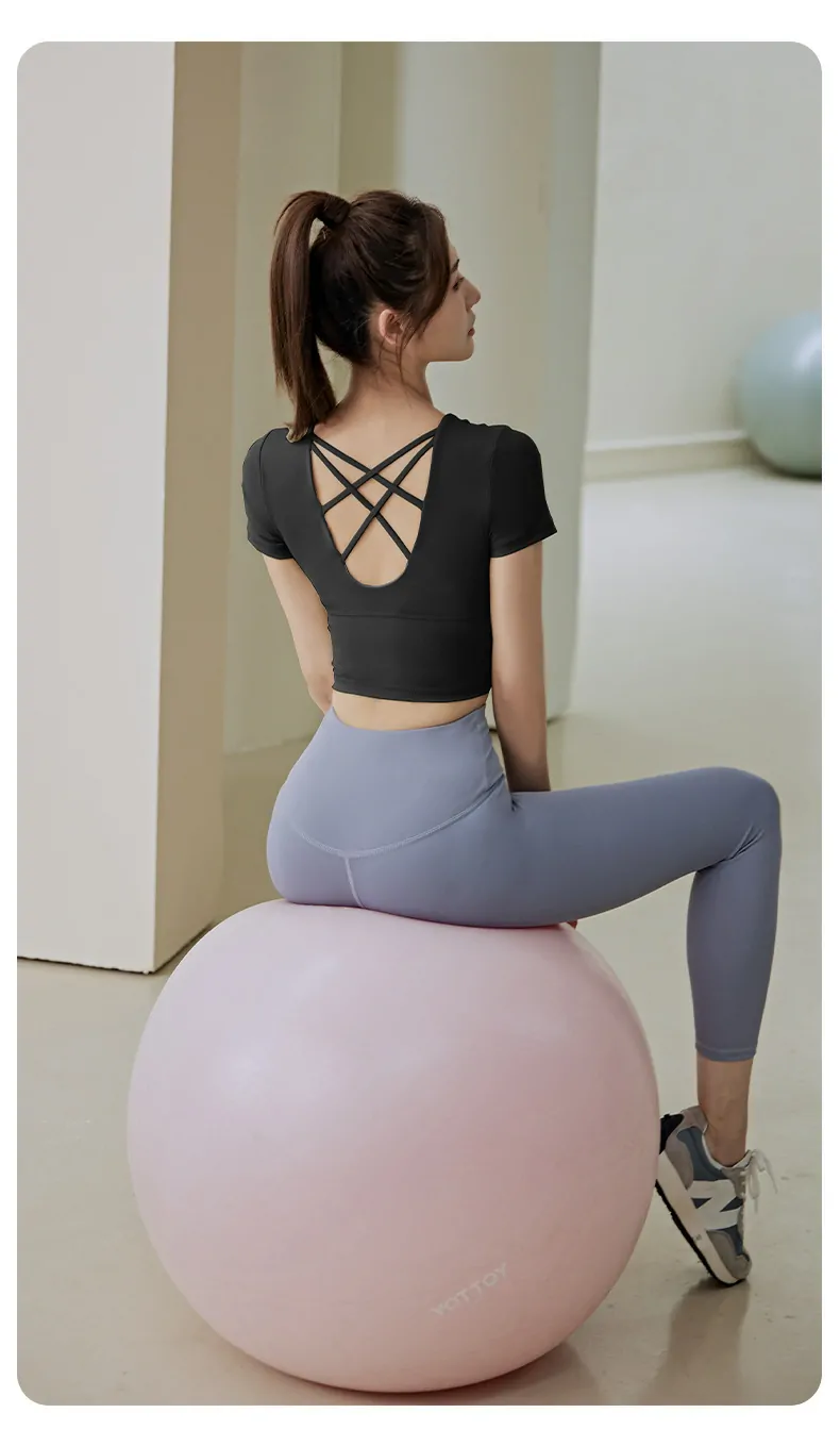 Cropped Short Sleeve Top with Built-in Bra - Ribbed Yoga Shirt for Running & Studio Workouts - 图片 3