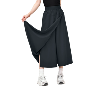 black high-waisted wide-leg pants lifts the hem to reveal an inner slit design