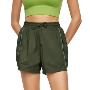 Dark olive green high-waisted casual shorts, featuring an adjustable drawstring waistband, and with three-dimensional pockets on both thighs, with decorative light-colored reflective strips on the pocket edges.