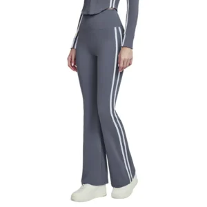 替代文本 女性模特身穿灰色高腰微喇运动裤，侧面饰有两条白色条纹。搭配同色系短款上衣与白色厚底运动鞋，呈现简约休闲运动风格。背景为纯色，突出服装整体搭配。 谷歌搜索标题 灰色高腰微喇运动裤 女式侧白条纹休闲裤 白色厚底鞋搭配 简约运动风套装 Alternative Text A woman models high-waisted gray flared athletic pants with two white stripes on the sides. She pairs them with a matching cropped top and white platform sneakers, showcasing a casual sporty style against a plain background. Title for Google Search Gray High-Waisted Flared Athletic Pants with Side Stripes - Women's Casual Sportswear Set with Platform Sneakers